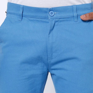 Pantalon Oxford en coton bleu clair pour homme, coupe droite, décontracté, infroissable, à devant plat, fermeture boutonnée, idéal pour l'été - Product Image 5