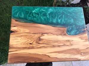 Planche à charcuterie en bois et époxy de luxe faite à la main Formes personnalisées et options de couleur pour la cuisine et le service - Product Image 4