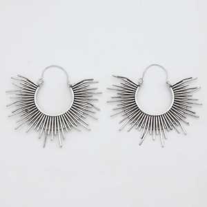 Meilleures ventes : Boucles d'oreilles créoles Bohème motif soleil, en laiton tribal, plaqué argent, pour femme, avec piques célestes, style statement soleil, Vente en gros/OEM - Product Image 1