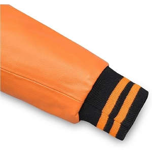 Chaqueta Varsity Personalizada en Negro y Naranja con Diseño Dividido, Nombre y Número del Equipo Personalizados, Chaqueta Deportiva Tipo Letterman - Product Image 4