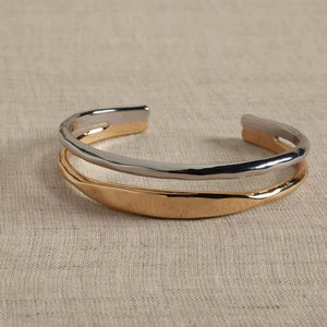 Pulsera de Metal de Diseño Único que Agrega Encanto, Elegancia y Personalidad Distintiva a la Atuendos, Apta para Estilo Casual o Formal - Product Image 1