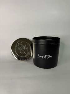 Tarro Metálico Cilíndrico Personalizable con Logotipo, Tapa de Acero Inoxidable en Relieve, Acabado Mate, Superficie Negra para Serigrafía, Grabado, Multiusos - Product Image 3