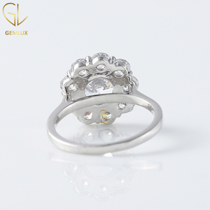 Elegante anillo de bodas de diamante de racimo de moissanita de corte redondo de 2 quilates, anillo de compromiso de halo de Flor de Oro blanco sólido de 14K - Product Image 4