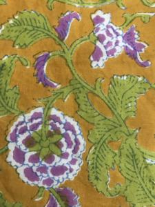 Tissu en coton imprimé à la main à motifs floraux violettes moutarde, textile artisanal indien traditionnel pour vêtements et ameublement - Product Image 3