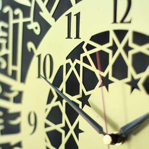 Calligraphie arabe élégante Surah Al Iklas Horloge murale silencieuse en métal islamique Horloge design unique pour cadeau et décoration de la maison - Product Image 3