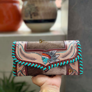 Pochette en cuir de fourrure de vachette turquoise élégante étui de téléphone à sculpture usinée à la main portefeuilles multi-usages à la mode pour les femmes pour l'été - Product Image 1