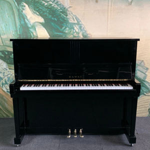 Piano droit KAWAI KS1 noir, modèle d'occasion du Japon, économique pour les performances à domicile, qualité d'exportation, aigus clairs - Product Image 1