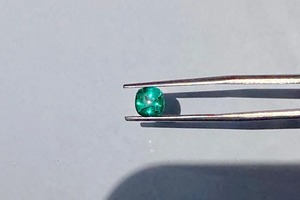 พลอยเมห์ราจูดิน รับรองโดย Gems Certified น้ำหนัก 1.14 กะรัต รูปทรงคุชชั่น ทรงน้ำตาล ขนาด 6.4 x 6.4 มม. สีเขียวเข้มธรรมชาติ ขัดเงาแล้ว - Product Image 4