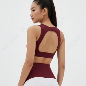 Ensemble de sport pour femmes Vetega Aspen - Haut de compression en nylon et leggings respirants taille haute avec fines bretelles et dos ouvert - Product Image 5