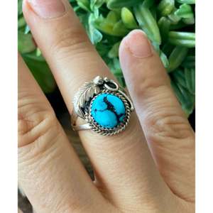 Bague en turquoise de Kingman Navajo et argent sterling avec plume, taille 7.75, bijou culturel de collection, fabriqué avec soin - Product Image 2