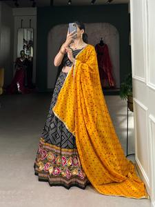 Lehenga choli & dupatta กับ bandhej และ patola พิมพ์ฟอยล์ทำงานตามเทศกาลพิเศษ - Product Image 4