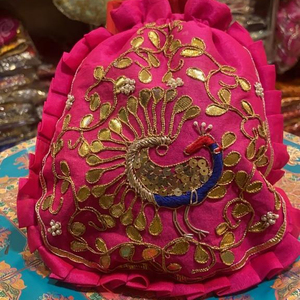 กระเป๋าสตรีลวดลายพื้นเมืองทำจากผ้ากำมะหยี่ลายนกยูงสีทองแบบดั้งเดิมปักลวดลายกระเป๋าถือตอนเย็น - Product Image 1