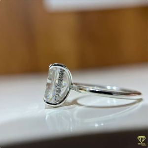 Bague solitaire allongée en argent 925 avec halo caché bijoux de laboratoire minimaliste, cadeau de mariée parfait - Product Image 5