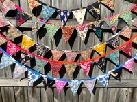 Upcycled Sari-Fahnen Girlande Bohemian Handgefertigte Seide Wasserdicht Anpassbar Umweltfreundliche Wanddekoration für Partys Hochzeiten Studentenwohnheime