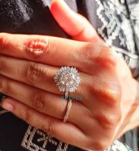 Bague de fiançailles en moissanite taille cluster de 1,50 carat, pierres latérales en zircone cubique, or blanc, sertissage vintage à griffes pour mariage féminin - Product Image 1
