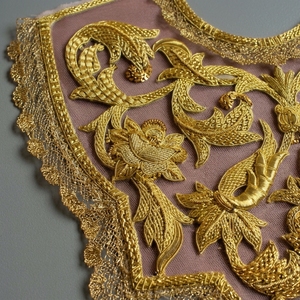 Collier en maille brodé à la main en or, patch à coudre, applique de luxe en fil métallique Tilla pour robe de mariée ou de cérémonie - Product Image 3
