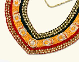 เครื่องราชกกุธภัณฑ์ทรงปิรามิดปลอกคอโซ่หลายสีทำจากโลหะชุบทอง - Product Image 3