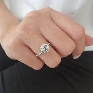 Bague solitaire en diamant Moissanite coupe ronde de 2.07 carats avec halo caché et demi-bracelet d'éternité de 1.8mm pour cadeau d'usage quotidien - Product Image 2