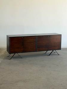 Buffet/Console de Rangement en Bois Massif Style Mid-Century Modern avec Portes Cannelées pour Salon, Entrée ou Appartement - Product Image 1