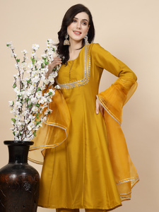 Conjunto de Kurta, Pantalón y Dupatta de Estilo Indio en Color Amarillo, Tela de Seda con Bordado de Hilo Plateado, Corte Holgado y Sencillo para Uso Diario - Product Image 3