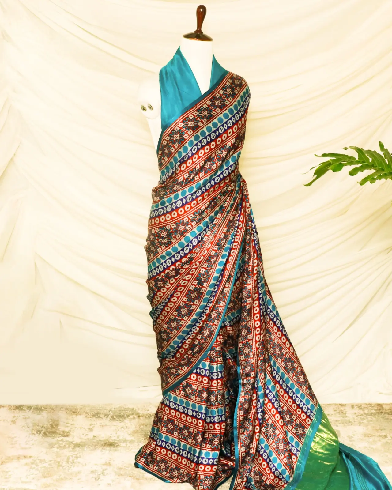 Venda quente Mais Recente Design Mulheres Chiffon Impresso Saree Com Bordados Pesados Trabalho Confortável Tecido Saree da Índia