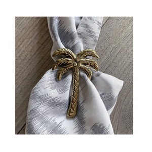 Rond de serviette en métal fini antique de conception classique disponible à la forme et à la taille personnalisées fabriquées manuellement en Inde - Product Image 1