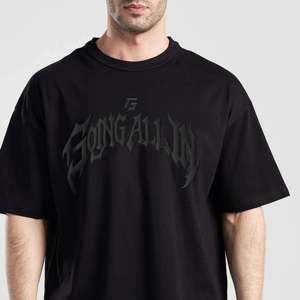 เสื้อยืด Going All in Stealth สีดำ ผ้าเจอร์ซีย์น้ำหนักเบา สไตล์ลำลองแนวสตรีท ลายพื้นเรียบ พร้อมโลโก้พิมพ์ซิลค์สกรีน - Product Image 4