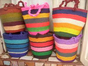 Fourre-tout en sisal de paille naturelle de Madagascar avec poignées en cuir de poche en raphia et fermeture à cordon de serrage Panier à main à motif rayé - Product Image 6