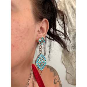Pendientes Colgantes Zuni Hechos a Mano con Turquesa Sleeping Beauty y Plata de Ley, Diseño Elegante con Forma de Flor - Product Image 2
