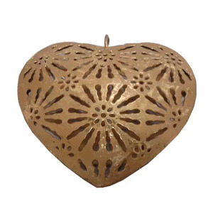 Adorno colgante navideño de corazón de hierro Blanco clásico hecho a mano, accesorio decorativo único para decoraciones navideñas - Product Image 3