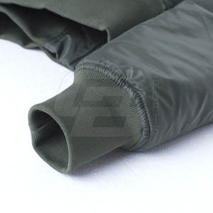 แจ็กเก็ตบอมเบอร์ผ้าซาตินระดับพรีเมียมของผู้ชายเสื้อแจ็กเก็ตผ้าโพลีเอสเตอร์ประกายแวววาวสไตล์สตรีทแบบปักลายโลโก้แบบไม่ทอ - Product Image 5