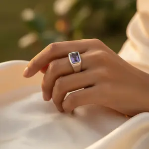 แหวนทรงสี่เหลี่ยมผืนผ้าประดับพลอยสีเงินและอเมทิสต์สำหรับผู้ชาย - ทันสมัยและวินเทจ - Product Image 2