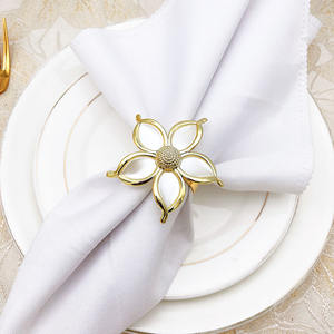 Les anneaux de serviette en métal les plus tendance sont un excellent choix de cadeau pour les mariages, les fêtes de pendaison de crémaillère et les célébrations. - Product Image 5