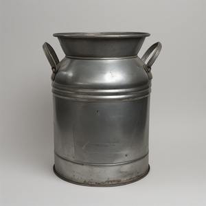 Boîte à lait galvanisée vintage avec corps en métal poli artisanale conçue pour les intérieurs décoratifs et les fermes rustiques - Product Image 1