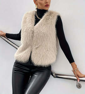 Gilet sans manches en fausse fourrure pour femmes avec une finition en peluche douce et chaude, conçu pour des looks chics d'hiver et un usage quotidien - Product Image 5