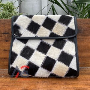 กล่องเครื่องประดับแบบม้วนหนังวัวลายตารางสีดำและสีขาวทำด้วยมือกล่องเก็บเครื่องประดับแบบกำหนดเอง - Product Image 1