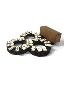 Juego de dominó francés antiguo 28 piezas de madera y hueso pulido 1900-1930s decoración de estilo Animal - Product Image 4