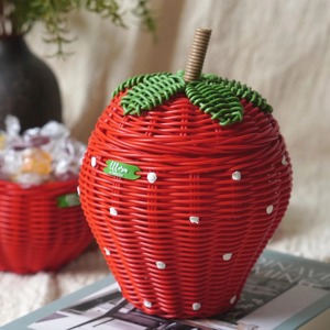 Panier de rangement artisanal en rotin naturel, tressé à la main, en forme de fraise rouge, multifonctionnel et moderne, fabriqué au Vietnam - Product Image 1