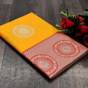 Nouveau Saree en soie Banarsi à la mode avec chemisier pièce économique Style Bollywood tenue de fête pour les femmes indiennes en gros de Surat - Product Image 1