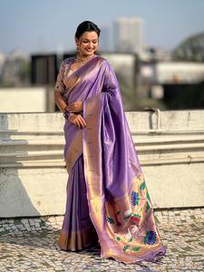 Sari Paithani de tejido suave VASTRA COTTAGE con bordado Zari dorado, borde Muniya, pallu de loto Meenakari y blusa de brocado - Product Image 6