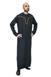 Noir teint bas prix vêtements musulmans hommes Robe Abaya moyen-orient manches longues col rond Thobe / Thawb - Product Image 3