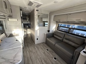 Fournisseur de camping-car d'occasion 2024 Thor Motor Coach Axis R U V Classe A à moteur essence 24.1, remorque de camping-car à vendre - Product Image 3