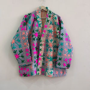 Veste kimono courte vintage faite à la main en tissu Suzani Kantha, style bohème pour femmes - Product Image 1