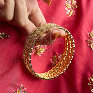 Bracelets élégants et radieux, de couleur dorée brillante, ornés de pierres blanches délicatement incrustées - Product Image 3