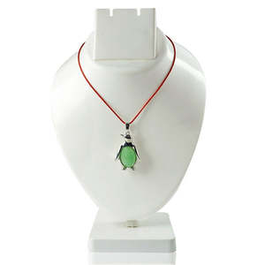 Colgante de pingüino de jade verde con dije de piedra de cristal y hilo - Product Image 2