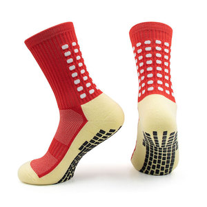 Chaussettes de football de qualité supérieure pour hommes, coupe confortable, conception d'équipage personnalisée avec poignée de sport en silicone antidérapante, coton respirant - Product Image 1