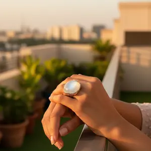 แหวนเงินมูนสโตนปรับขนาดได้สำหรับผู้หญิง สไตล์โรแมนติก ทันสมัย ย้อนยุค ชุบทองและโรสโกลด์ ประดับด้วยเครื่องประดับเงินแท้ - Product Image 3