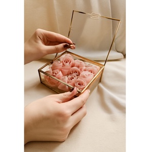 Boîte à bijoux en verre fini or pour présentoirs de luxe et cadeaux haut de gamme à motif carré - Product Image 4