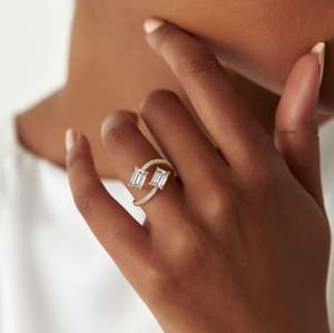 Anillo de Boda Moderno con Doble Piedra, Estilo Bypass, con Dos Diamantes Talla Esmeralda en Oro Amarillo de 18K, Anillo de Diamantes de Laboratorio - Product Image 6