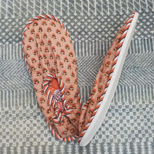 Pantoufles matelassées élégantes en tissu imprimé en coton avec semelle non glissante Pantoufles d'été décontractées et de plage Accessoires unisexes - Product Image 3